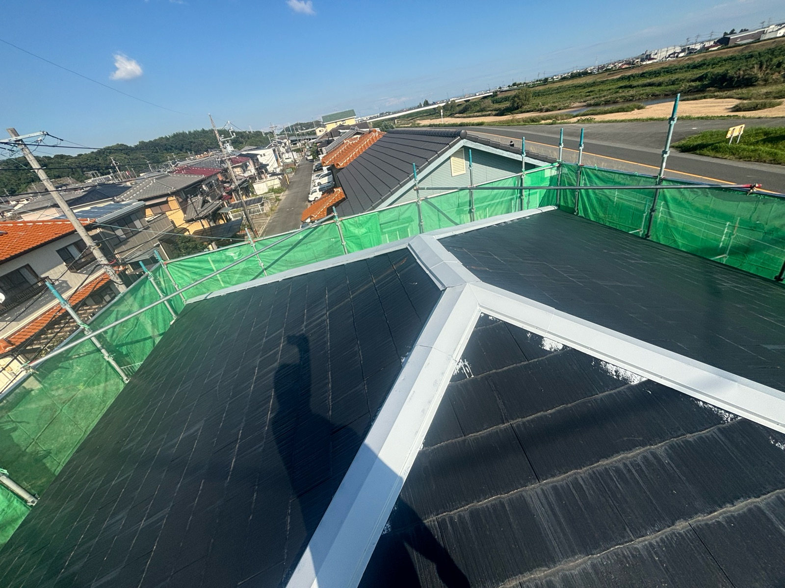 鈴鹿市の屋根板金へ錆止めを塗布した様子
